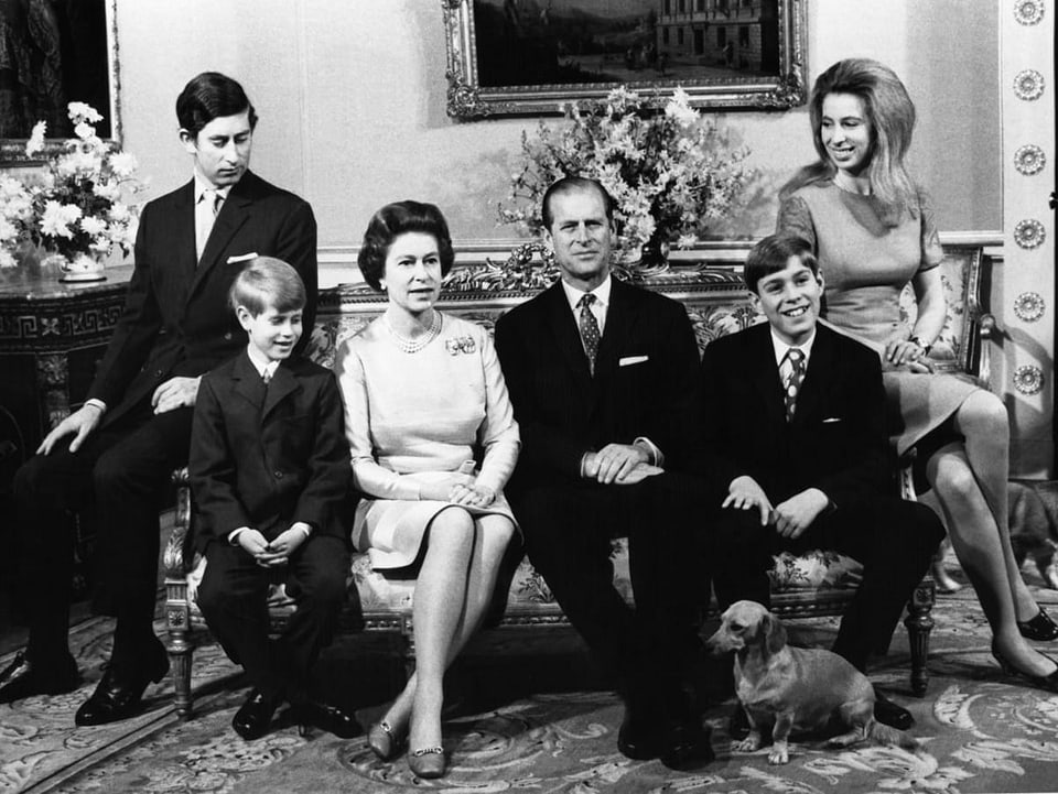 Schwarz-Weiss Familienporträt mit Eltern und vier Kindern, sowie einem Dackel.
