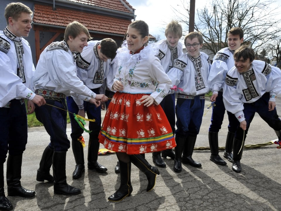 Jungs peitschen ein Mädchen. Osterbrauch in Tschechien.
