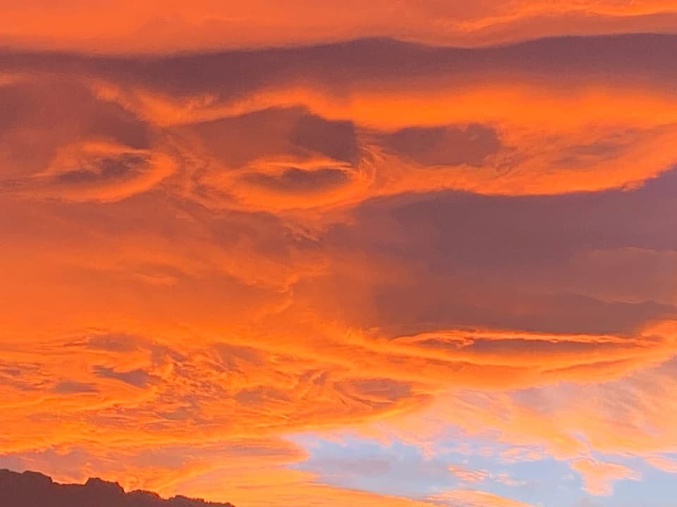 Thun BE Roter Himmel und tolle Wolkenformation.