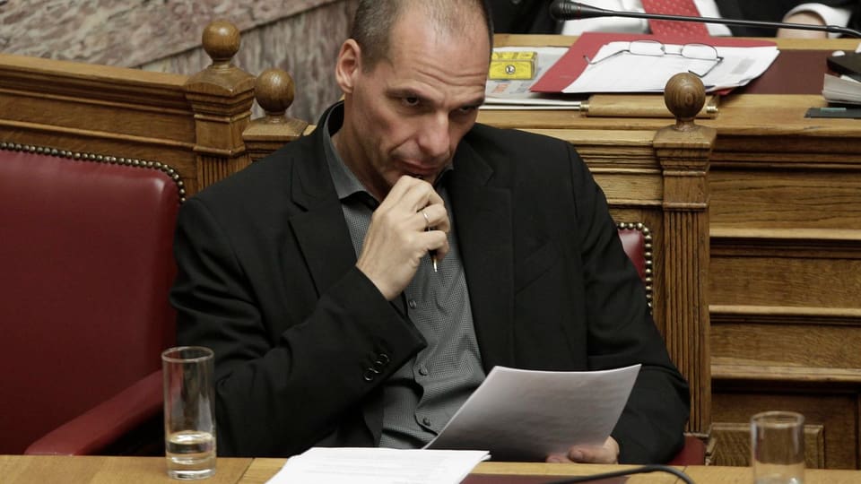 Gianis Varoufakis hält Unterlagen in der Hand