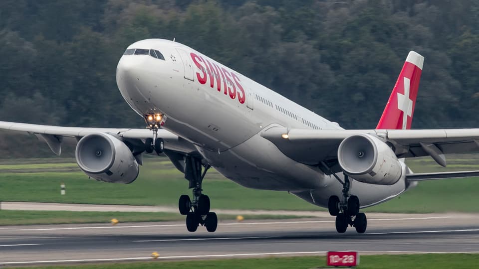 Flugzeug der Swiss startet in Zürich.
