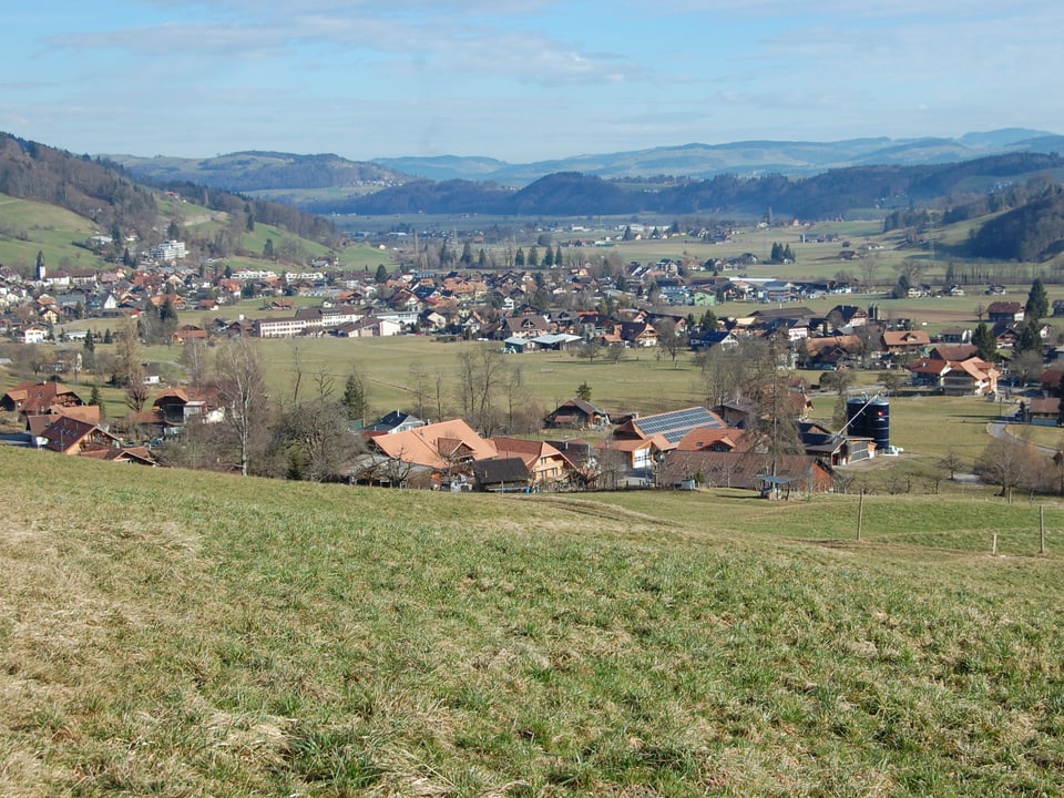 Blick auf Wattenwil mit viel Landwirtschaftsland darum herum.