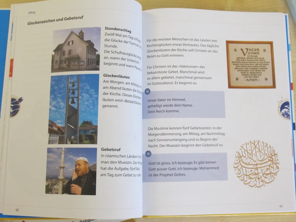 Eine Seite aus dem Schulbuch für die Mittelstufe mit Bildern einer Schule, einer Kirche und eines Muezzins.