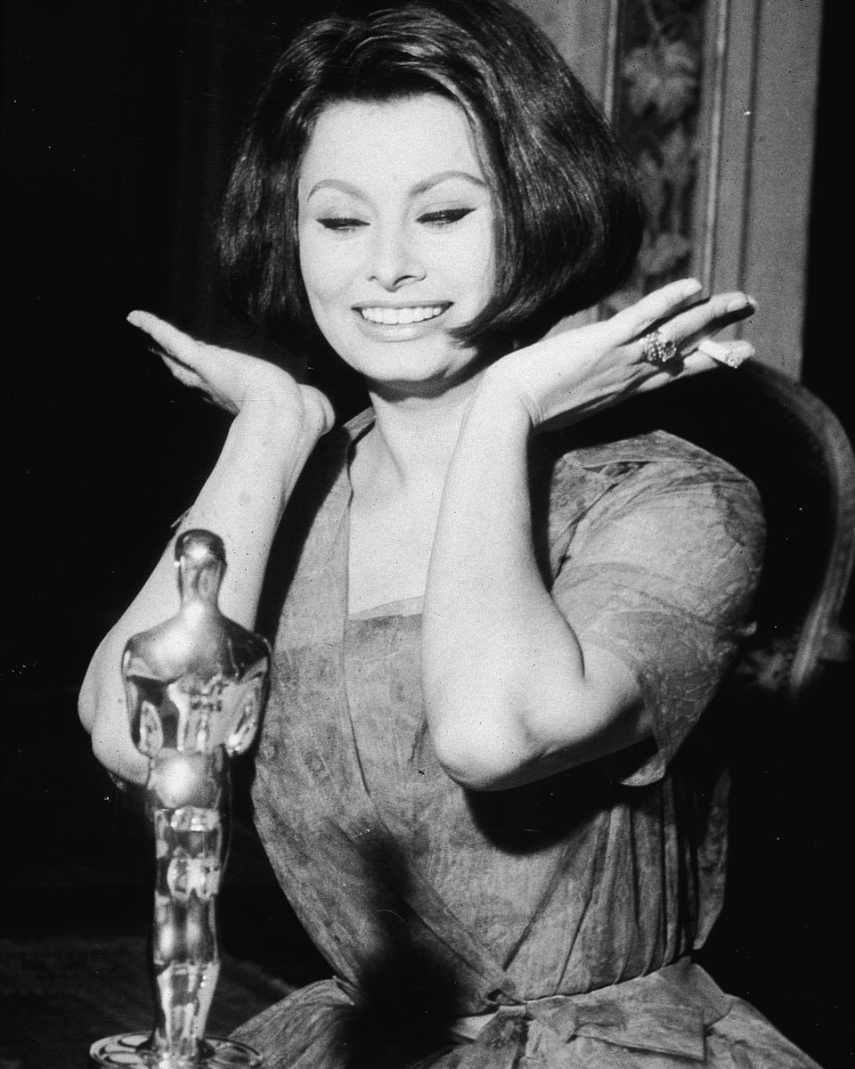 Sophia Loren freut sich über ihren Oscar