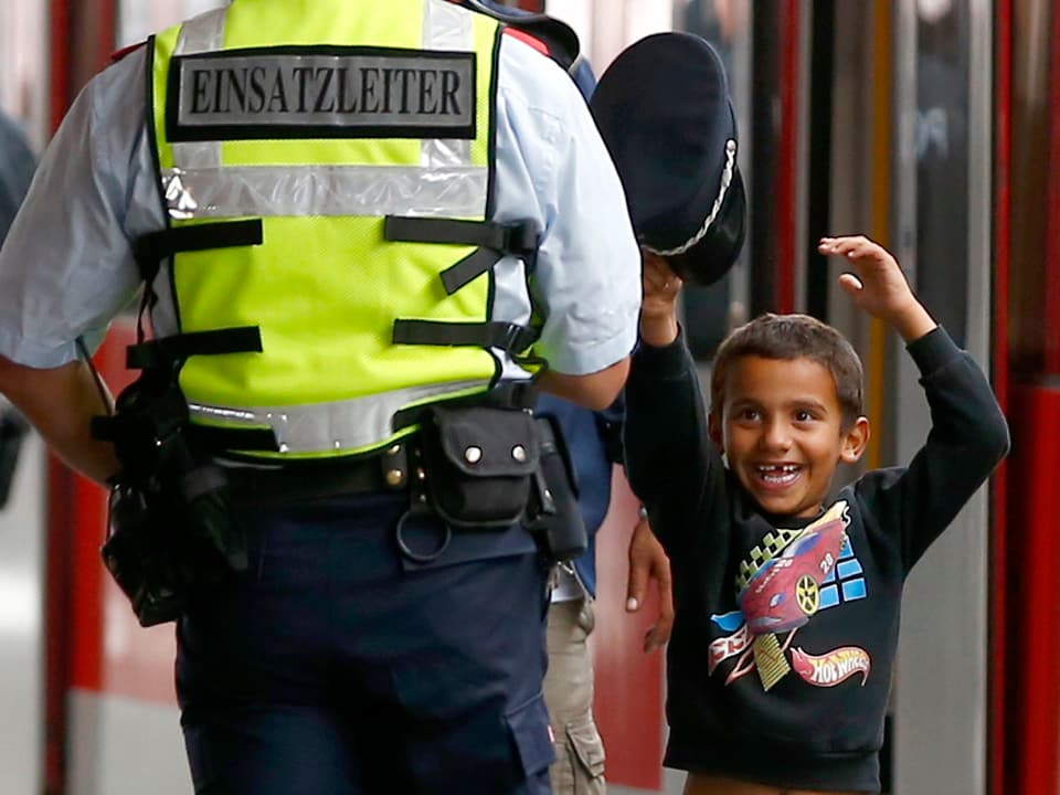 Kleiner Junge mit Polizeihut