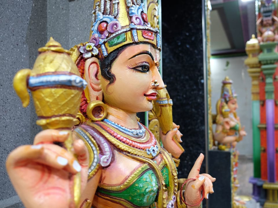 Eine Statue im Hindutempel.