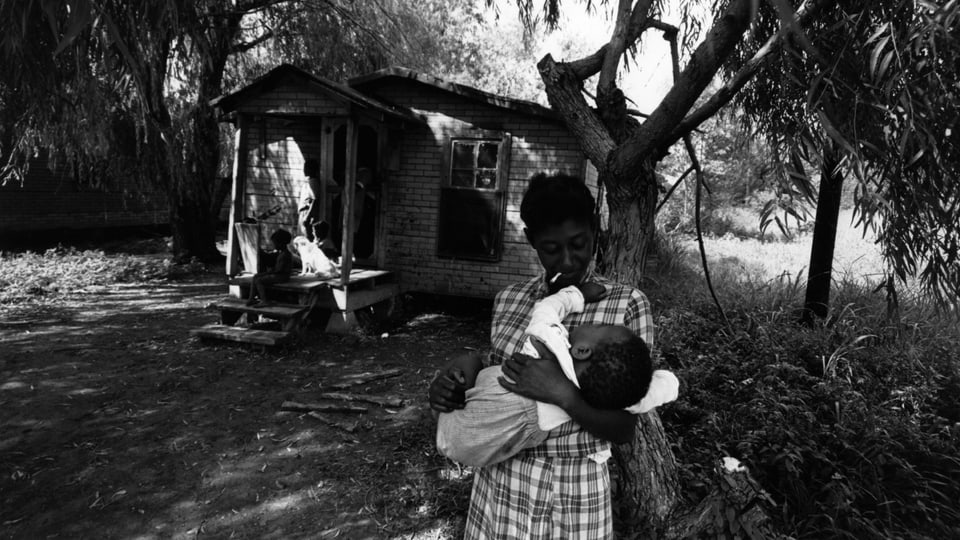 Der Vater und sein Baby 1967 in den Slums von Greenville, Mississippi.