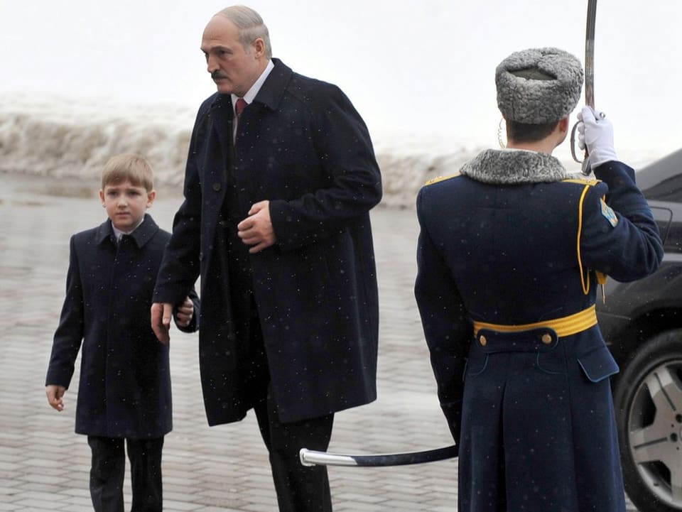 Alexander Lukaschenko und sein Sohn Kolja steigen aus einem Auto. 