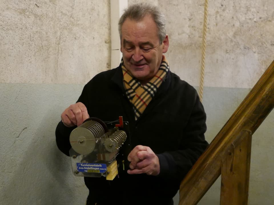 Räderwerk: Jean-Paul Ebinger mit der ehemaligen Glockensteuerung. 