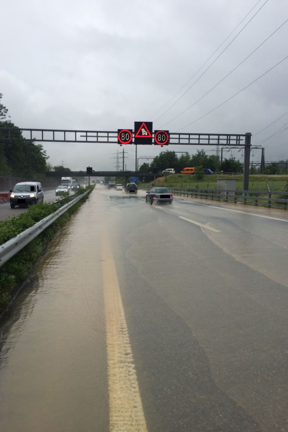 überschwemmte Autobahnspur