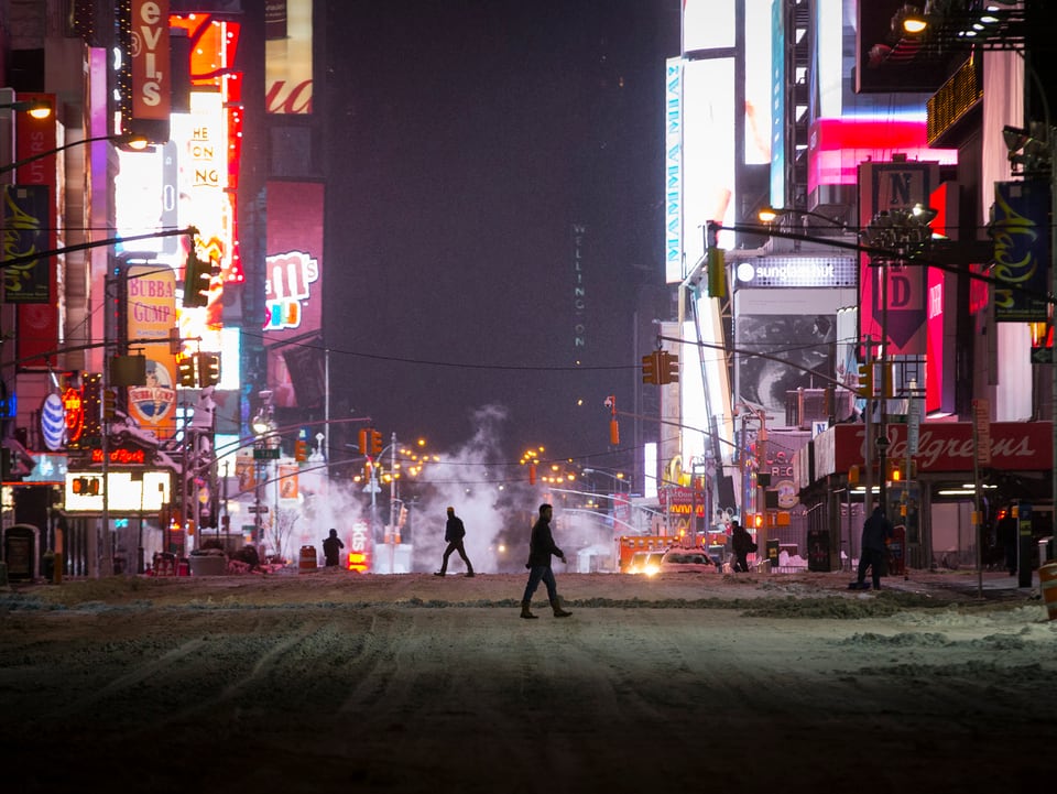 Leer gefegte Strassen mitten in Manhattan. Die Metropole wartet auf Blizzard «Juno». (reuters)