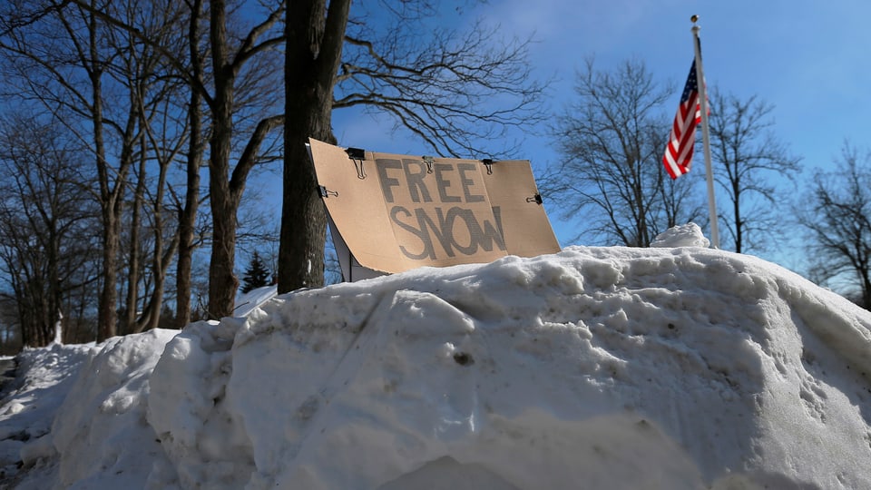 Ein Schild mit der Aufschrift «Free Snow» auf einem Schneehaufen.