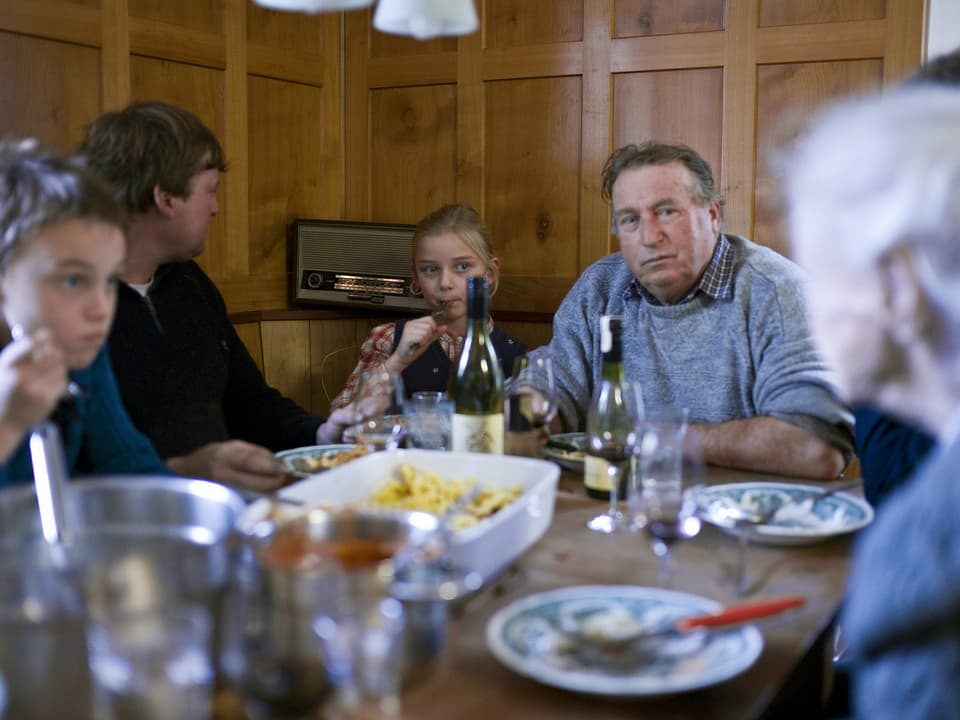 Eine Familie mit vier Generationen sitzt um einen Tisch und isst ihr Mittagessen. (keystone)