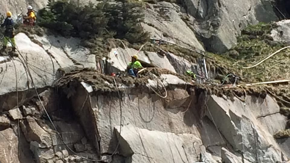 Männer klettern in einem Felsen.