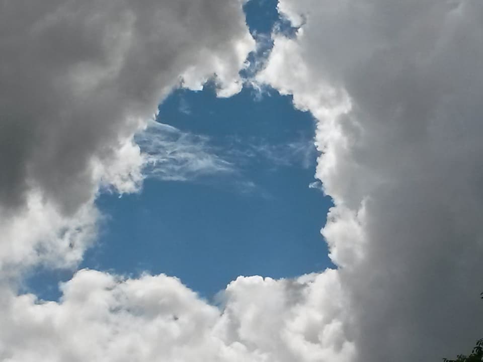 Blaues Loch in den Wolken