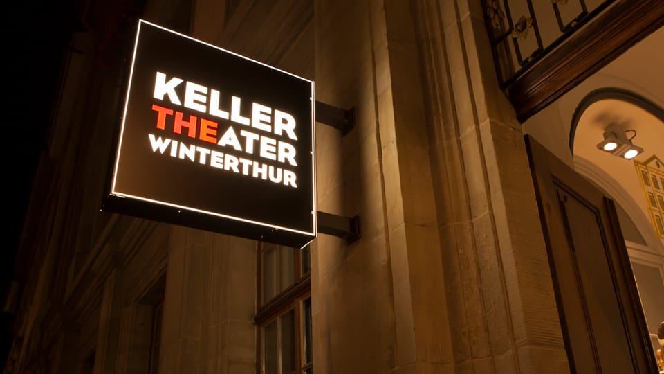 Ein Schild hängt an einer Hauswand. Darauf steht in weissen Lettern: Keller - Theater - Winterthur.