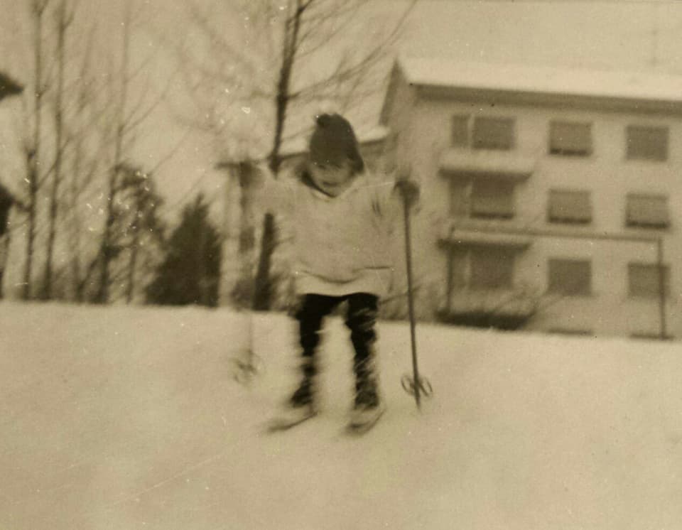 Kleinkind auf Ski.