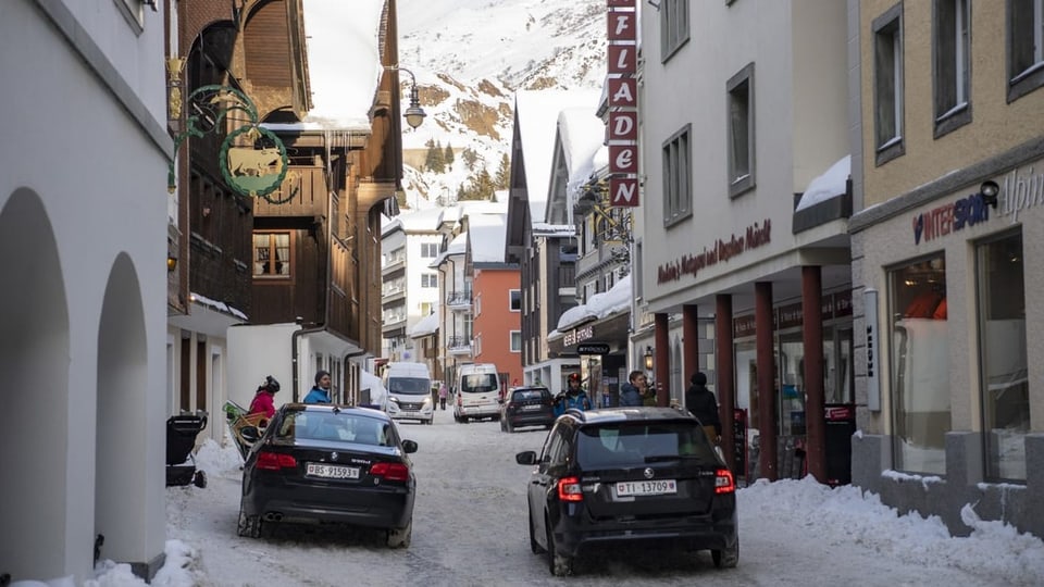 Blick auf die Strasse durch den alten Dorfkern von Andermatt.