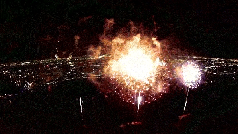 Ein schnell ablaufendes animiertes GIF zeigt Feuerwerk.