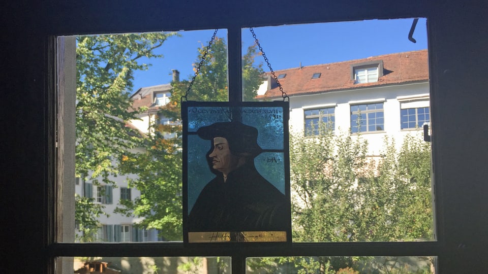 Ein Fenster, davor ein Bild von Huldrich Zwingli