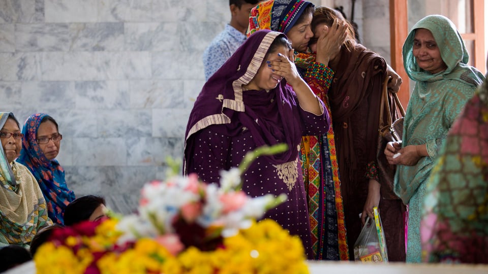 Weinende Frauen während einer Beerdigungszeremonie