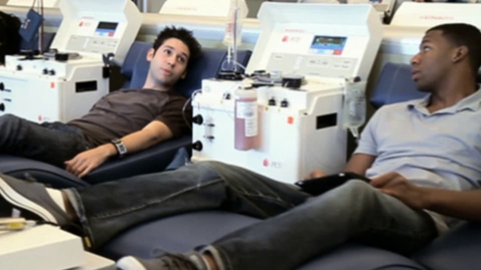 Zwei junge Männer, die Blutplasma spenden.