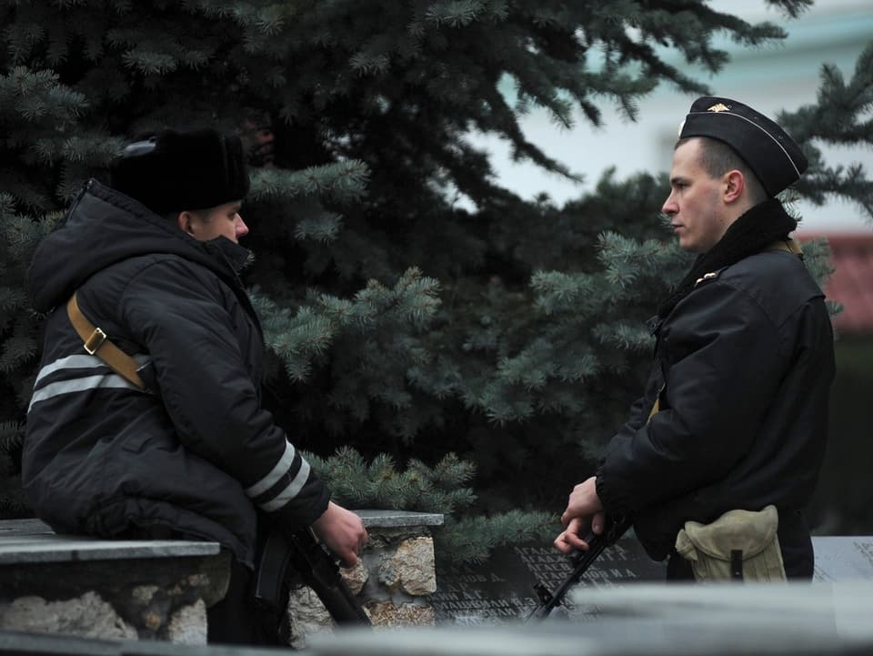 Zwei Männer der russischen (rechts) und der ukrainischen Marine unterhalten sich.