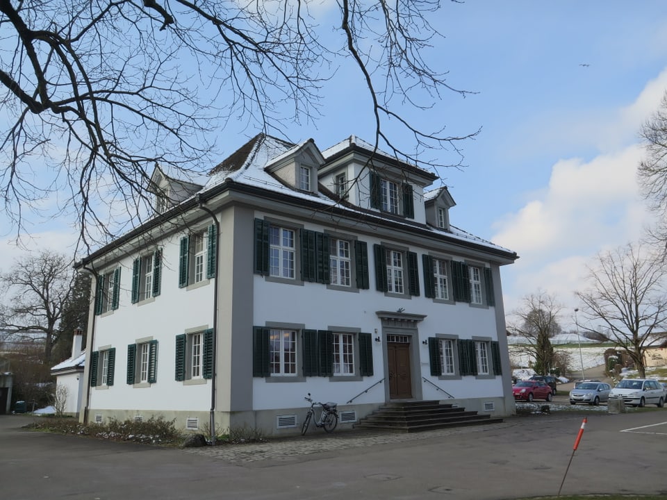 Ein herrschaftliches Haus mit grünen Fensterläden
