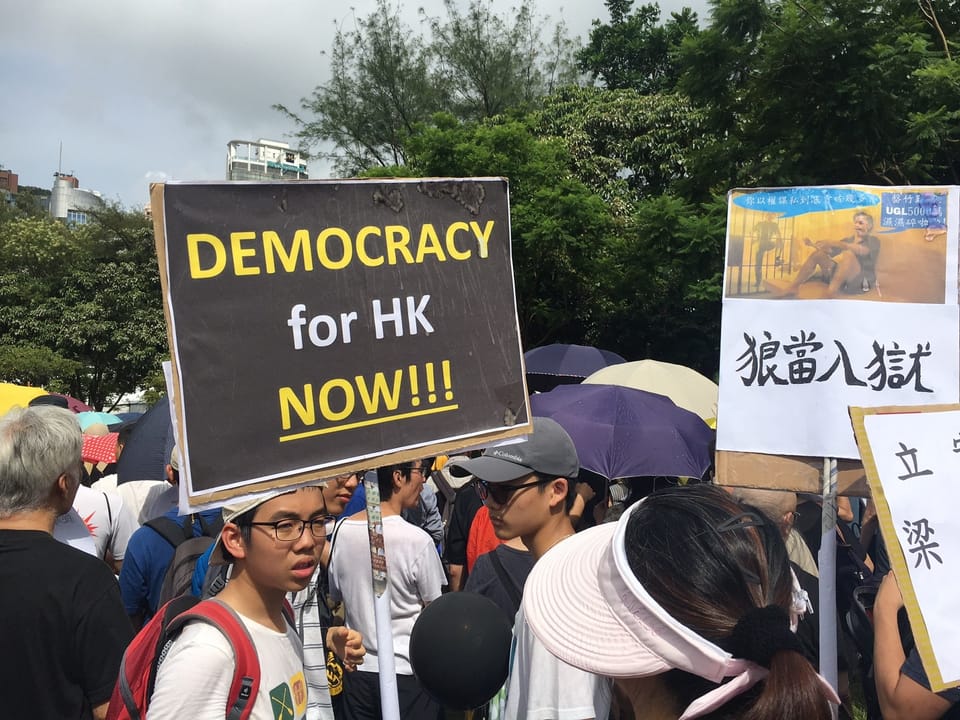 Junge Hongkonger demonstrieren am 20. Rückgabe-Jahrestag der kronkolonie an China. (srf)