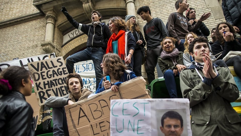 Jugendliche demonstrieren gegen Frankreichs Innenminister Manuel Valls.