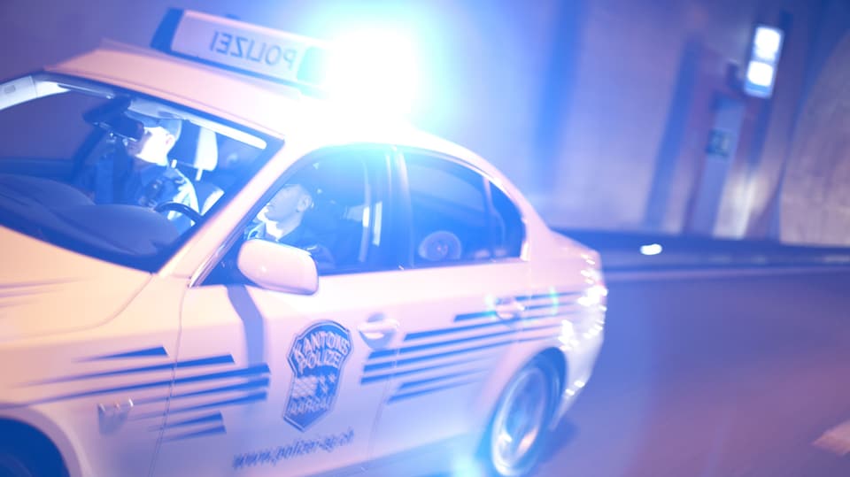 Ein Polizeiauto ist mit Blaulicht unterwegs