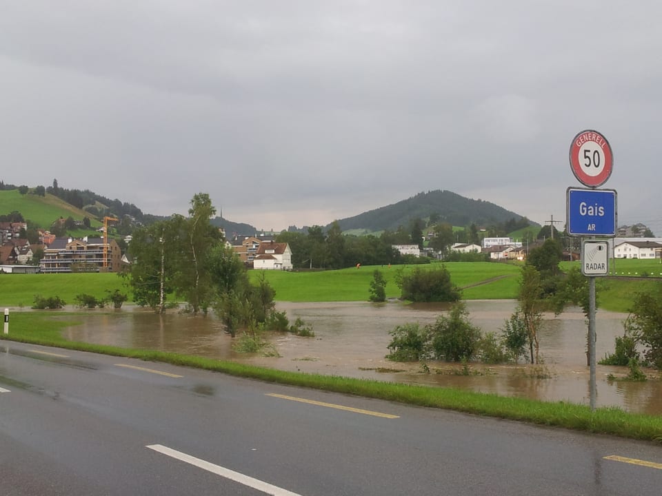 Gais AR Grosse Mulden und Felder sind mit braunem Wasser überflutet.