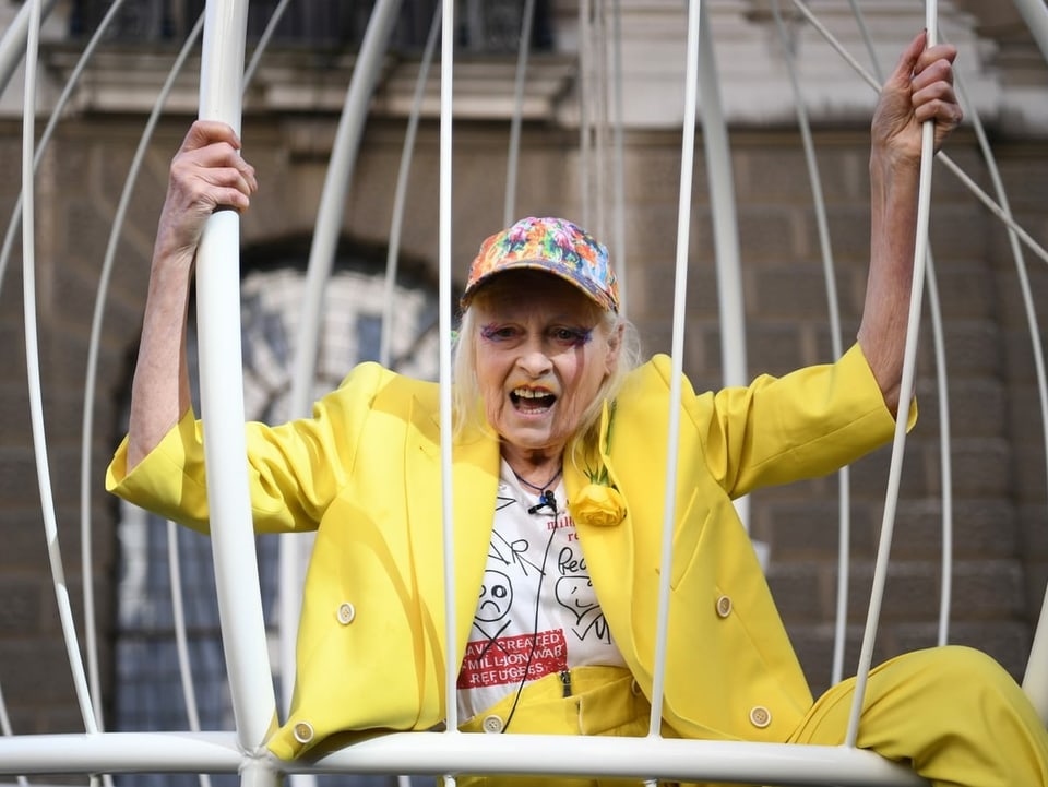 Vivienne Westwood in einem Käfig.