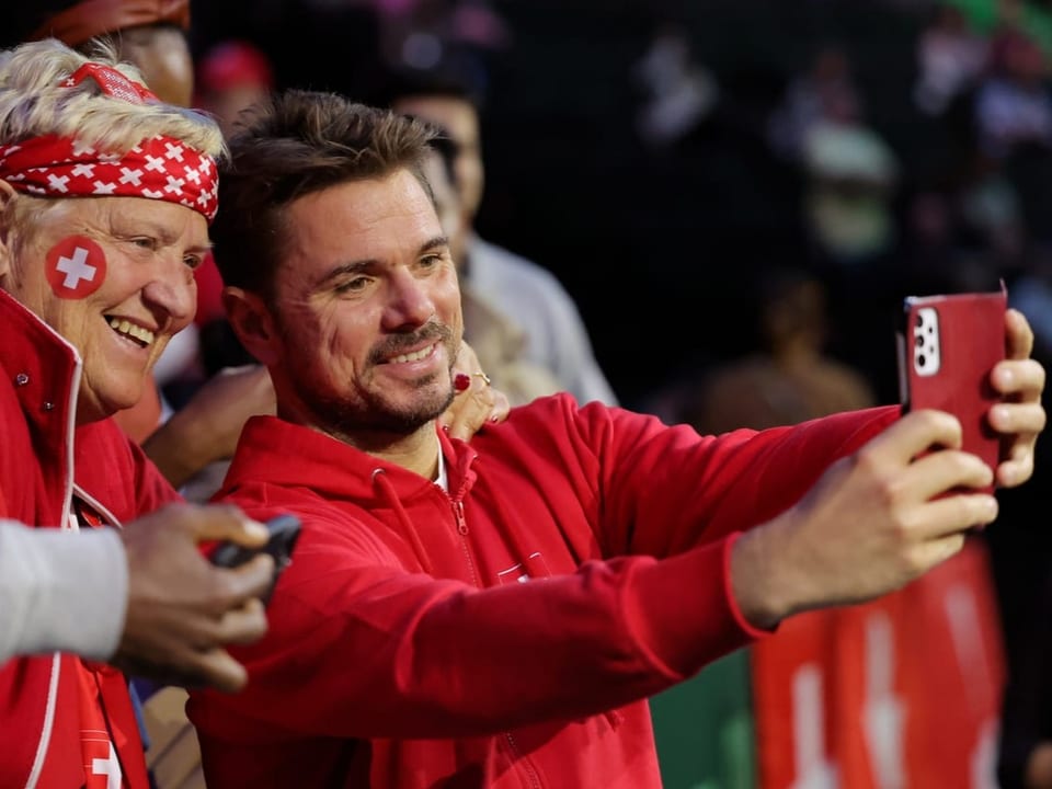 Stan Wawrinka nimmt mit einem Schweizer Fan ein Selfie auf.