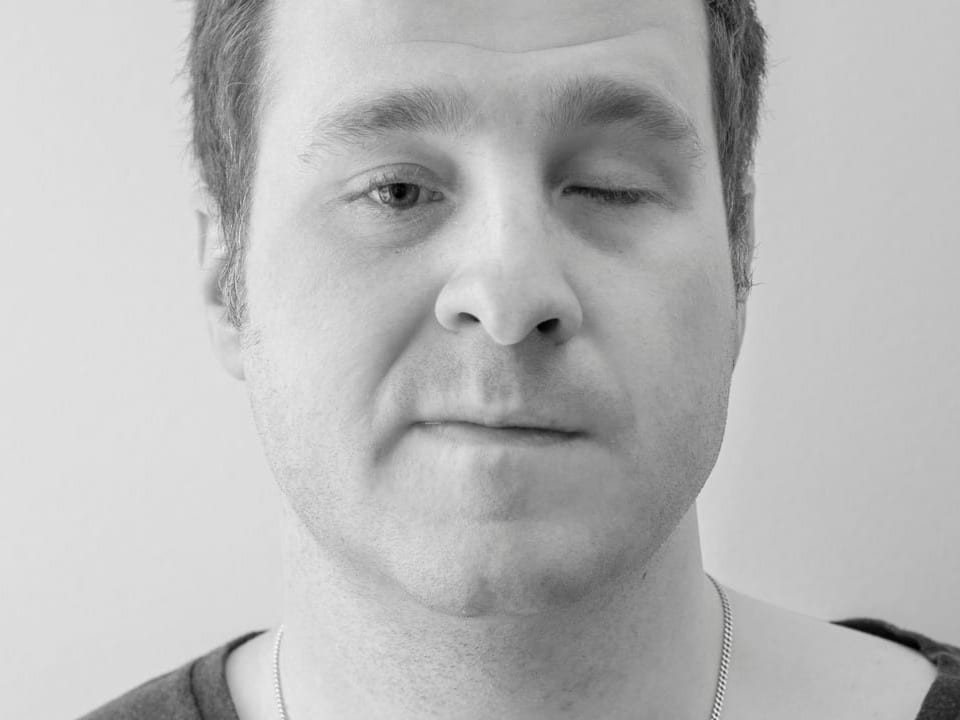 Schwarzweiss-Portrait von Yves Kilchör.