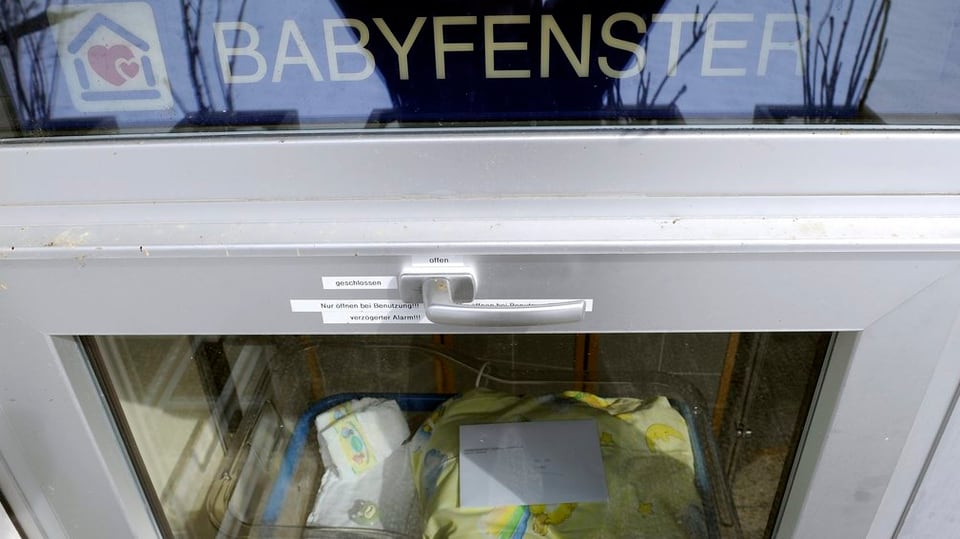Das Babyfenster am Spital Einsiedeln wurde schon mehrmals in Anspruch genommen. Nun soll es auch im Mittelland ein Babyfenster geben.