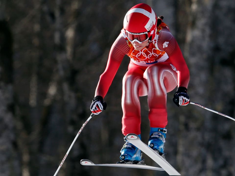 Dominique Gisin springt während ihrer Fahrt zu Olympiagold durch die Luft.