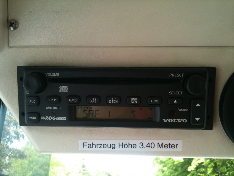 Radio in der Führerkabine eines Trolleybusses.