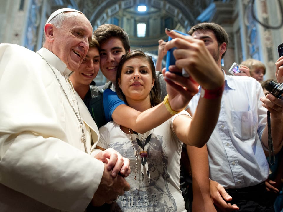 Papst Franziskus posiert mit jugendlichen Fans im Petersdom in Rom.