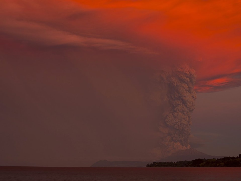 Eine Aschewolke über einem Vulkan.