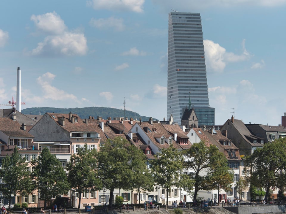 Der Roche-Turm fotografiert von der Mittleren Brücke in Basel 