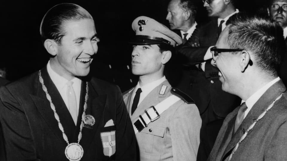 Konstantin II mit der Goldmedaille um den Hals. 