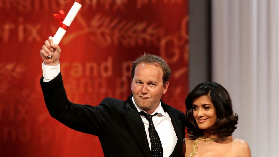 Regisseur Xavier Beauvois freut sich mit Salma Hayek im Arm über den Grand Prix der Cannes-Jury.