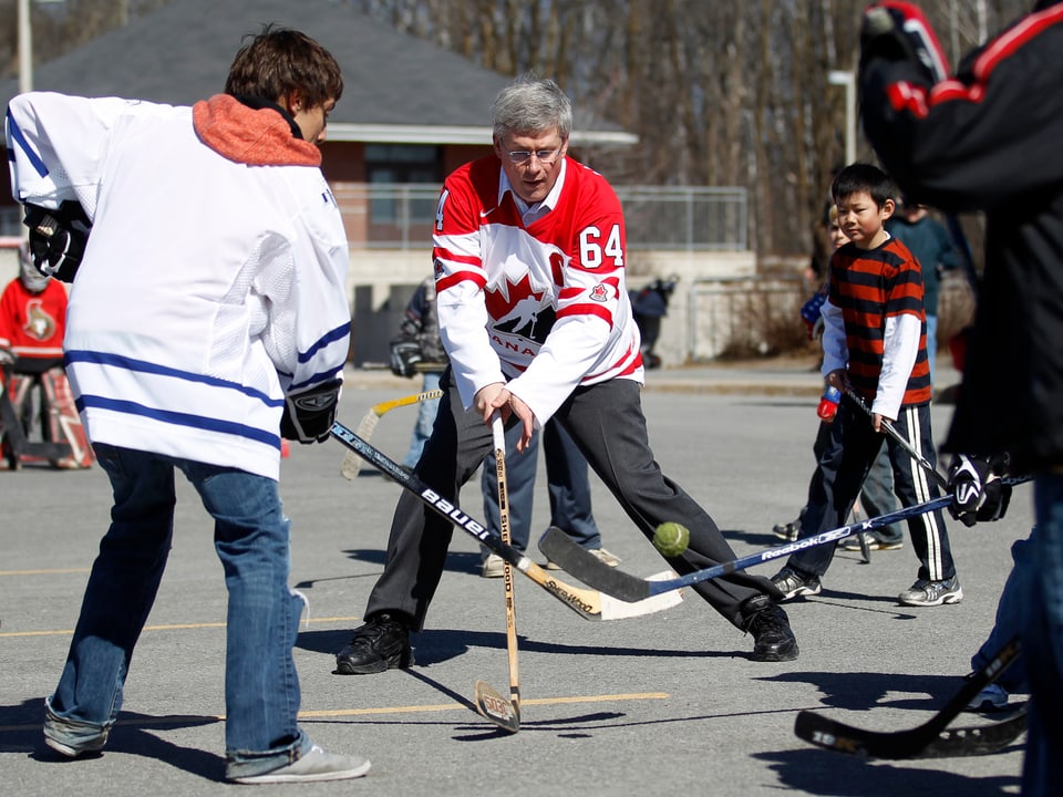 Der kanadische Premier Stephen Harper spielt Unihockey. 