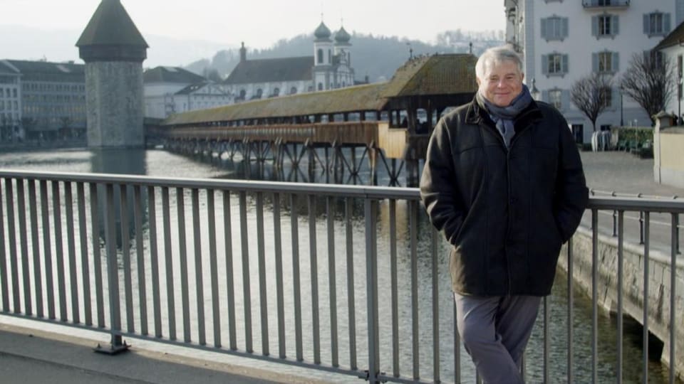 Robert Casagrandes steht in Luzern vor der Kapellbrücke