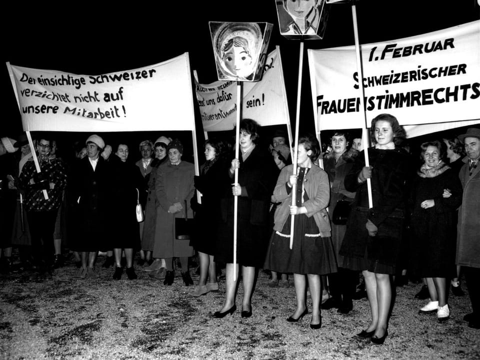 Ein Demonstrationszug von Frauen auf dem Lindenhof in Zürich 1962. 
