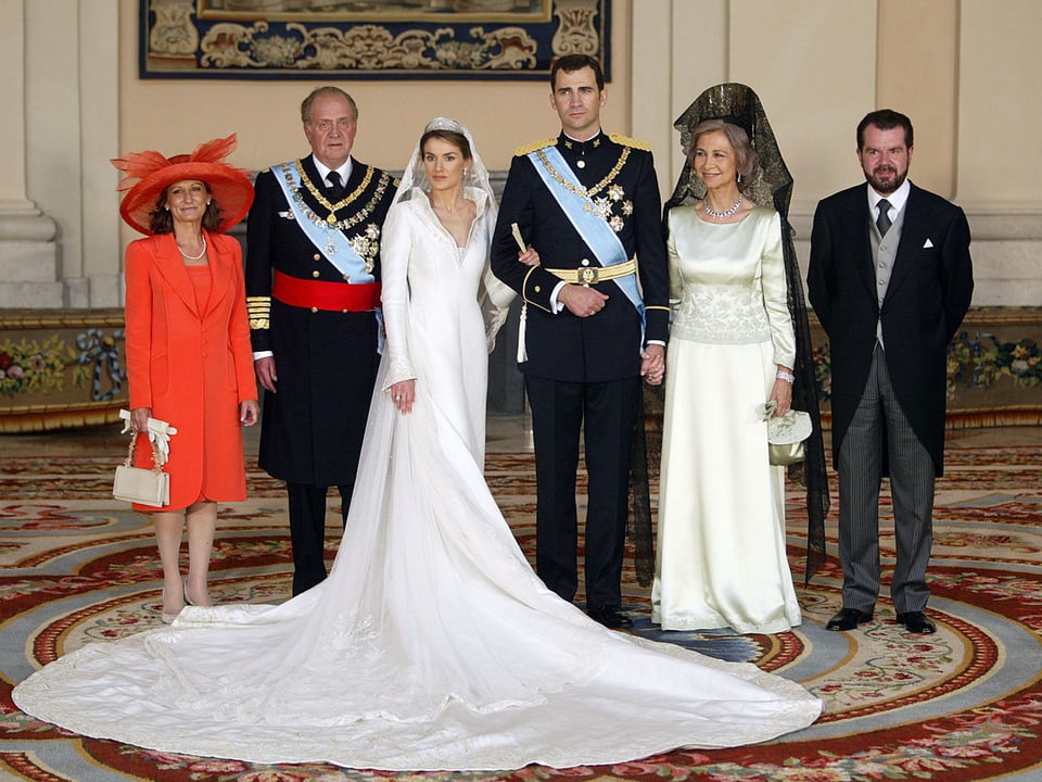 Königsfamilie und Braut posieren für Fotograf.
