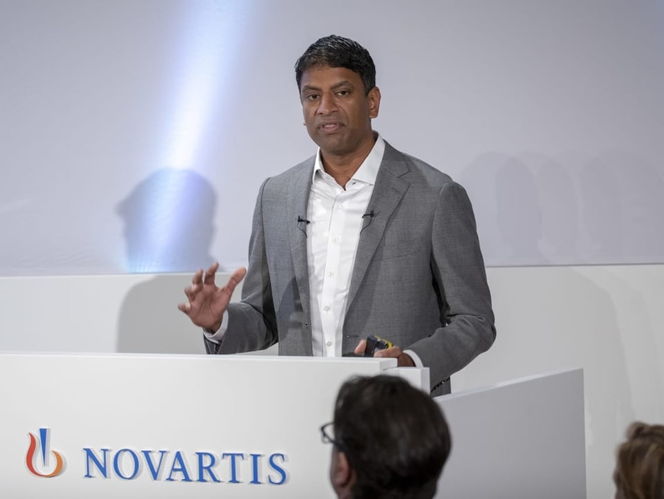 Novartis-CEO Vas Narasimhan spricht vor Publikum