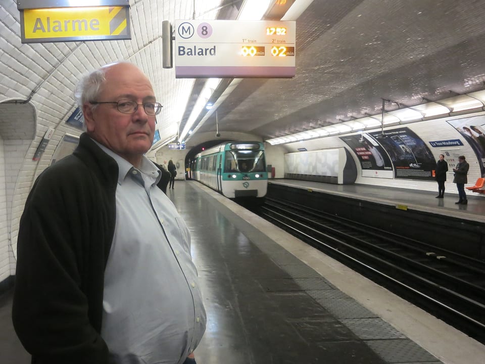 Rudolf Mäder wartet auf dem Perron auf die Metro.