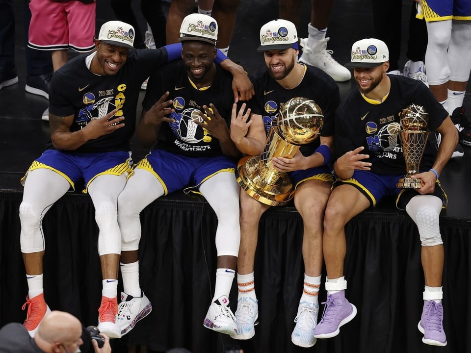 Iguodala, Green, Thompson und Curry (von links) mit der NBA-Trophäe.